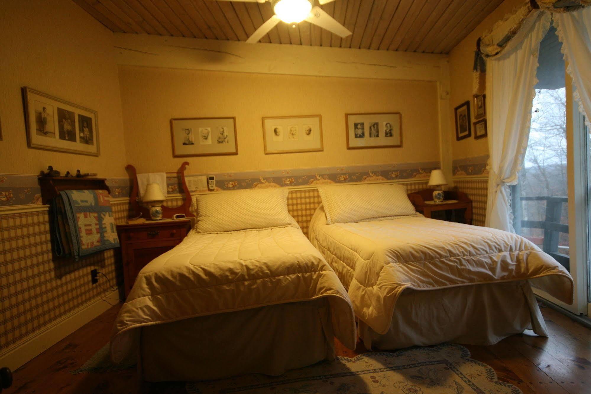 Stouffermill Bed & Breakfast Algonquin Highlands Exterior photo